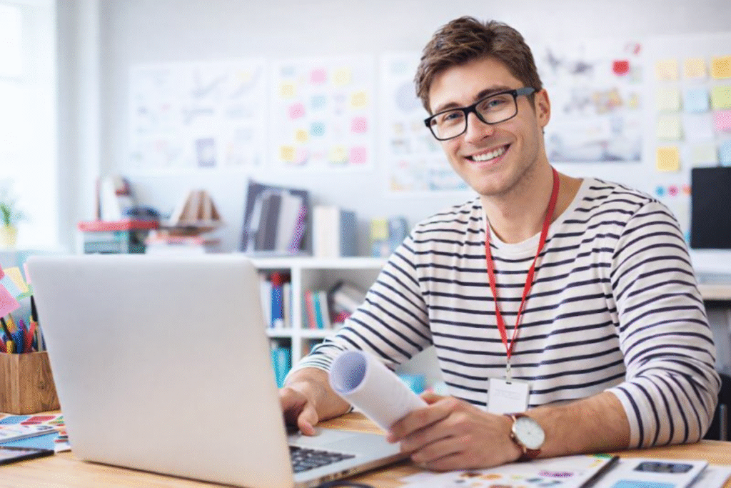 Joven en oficina moderna y creativa