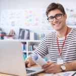 Joven en oficina moderna y creativa