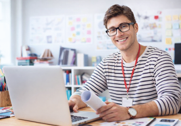 Joven en oficina moderna y creativa