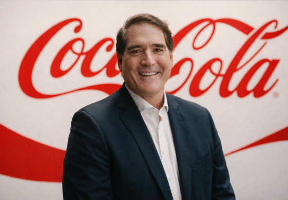 Hombre sonriente frente al logo Coca-Cola